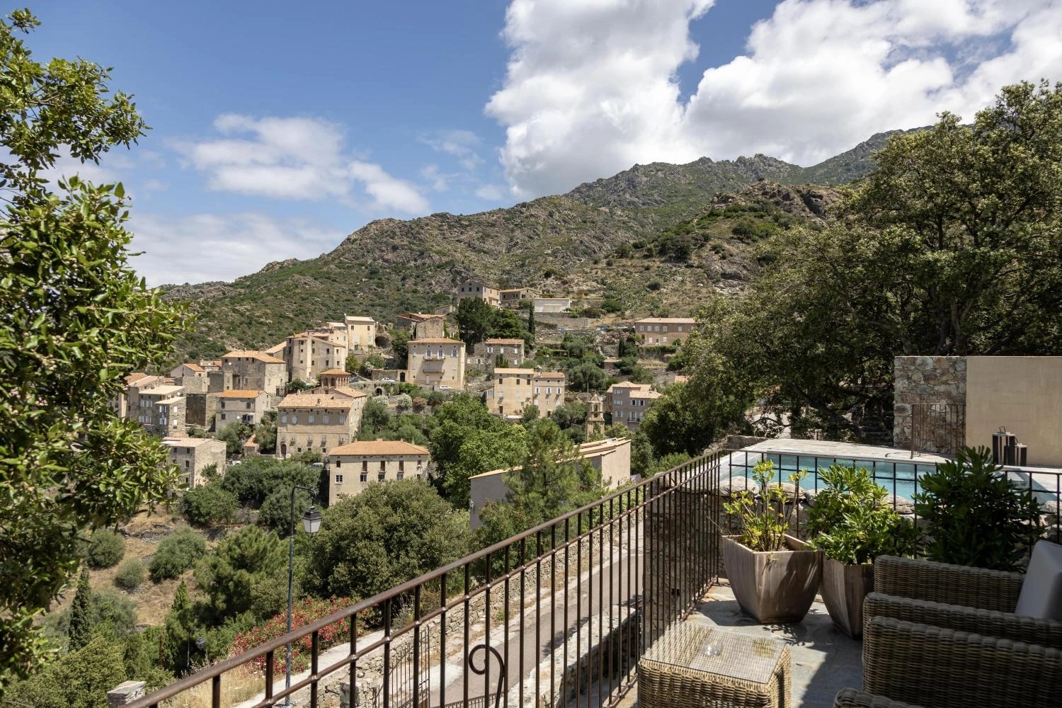 La vue époustouflante sur le village de Lama depuis les chambres à louer de l'Hôtel Case Latine en Corse