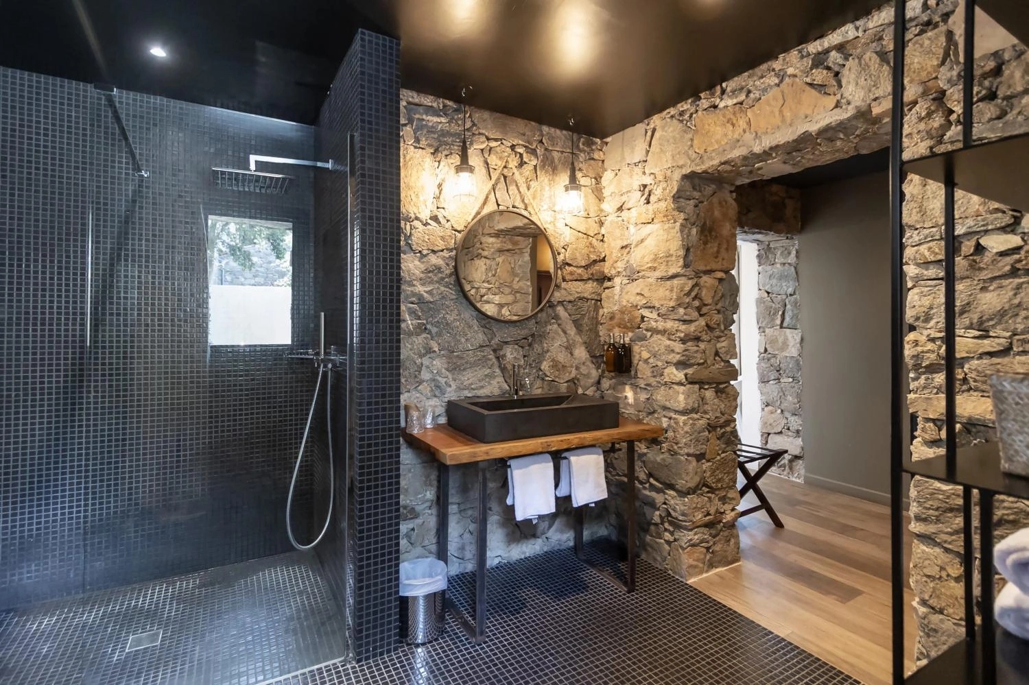 La salle de bain spacieuse des chambres de l'hôtel Case Latine à Lama en Corse