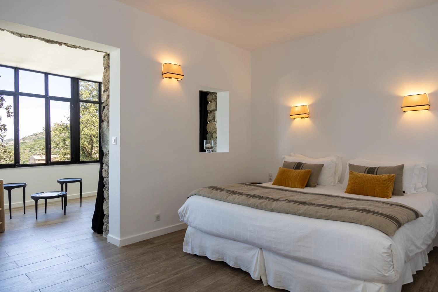 Les larges chambres des suites de l'hôtel Case Latine à Lama en Corse