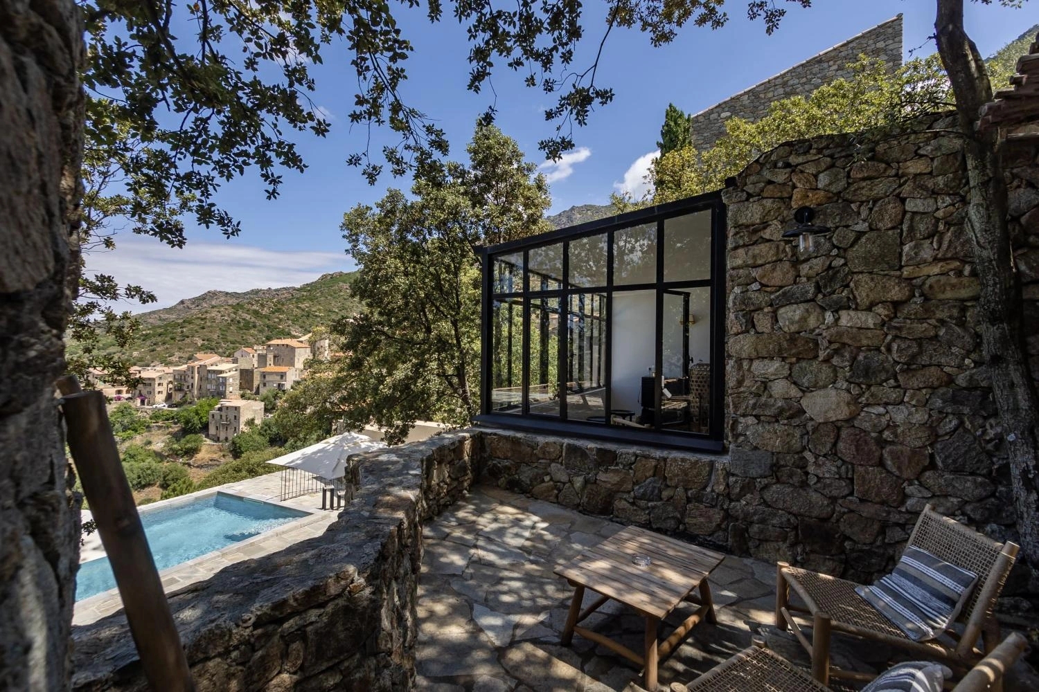 La terrasse avec vue et piscine à l'hôtel Case Latine à Lama