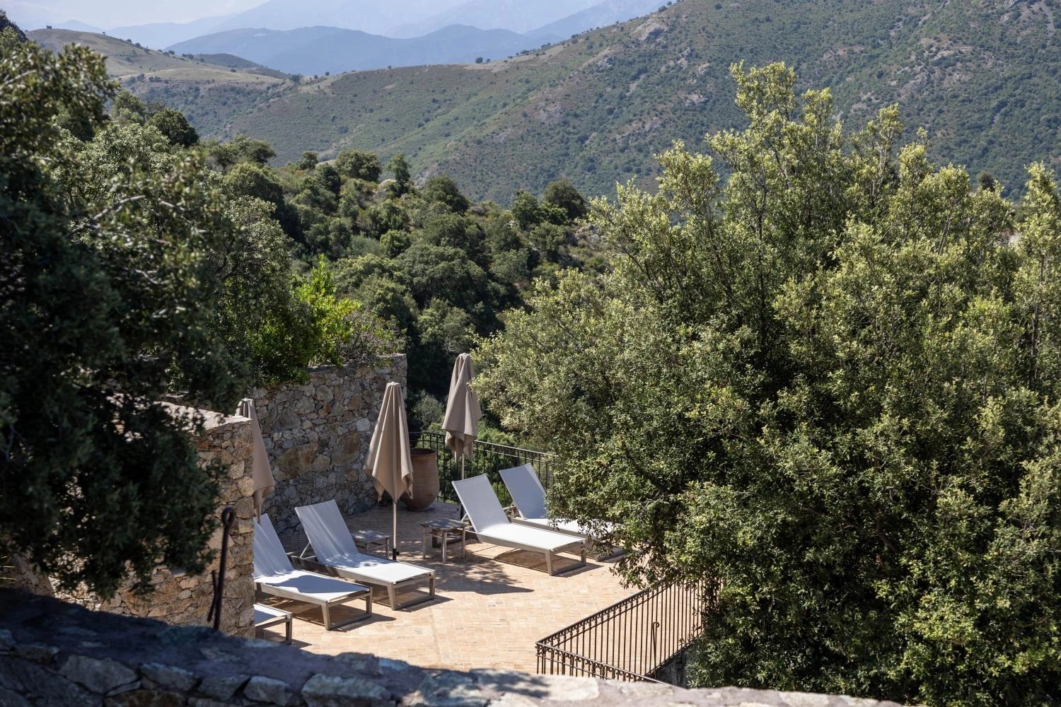 La grande terrasse de l'hôtel Case Latine en Balagne en Corse