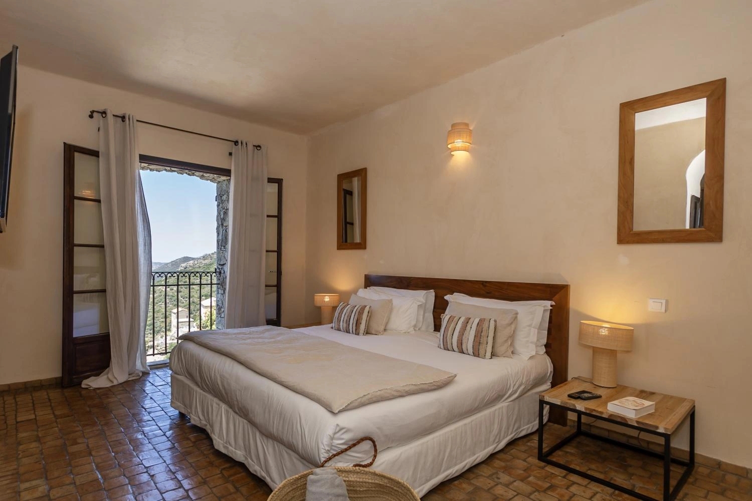 Les chambres spacieuses de l'hôtel Case Latine à Lama en Corse