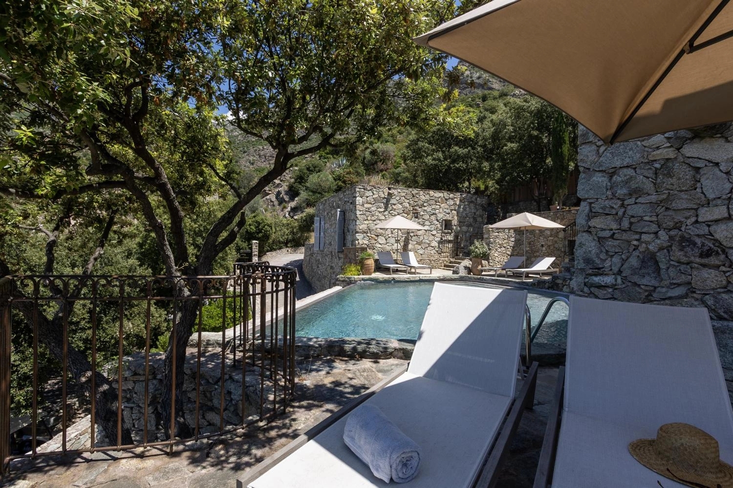 La terrasse privée des chambres à louer de l'hôtel Case Latine en Corse