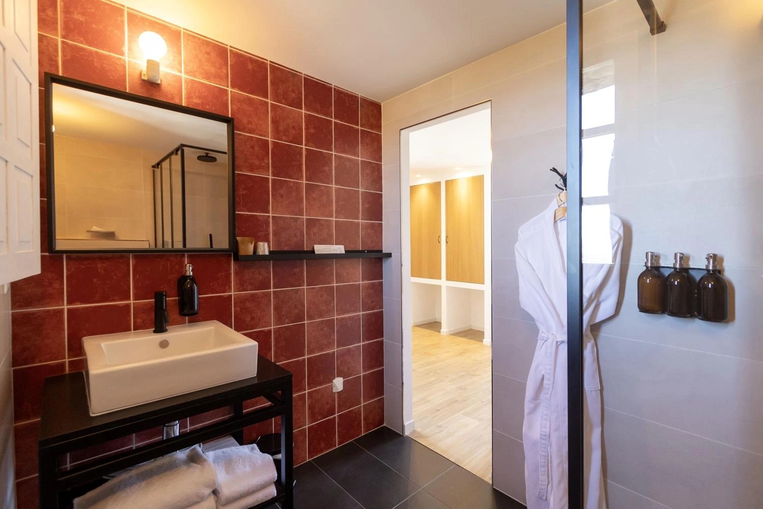 Chambre avec salle de bain privée dans hôtel de charme à Lama en Balagne
