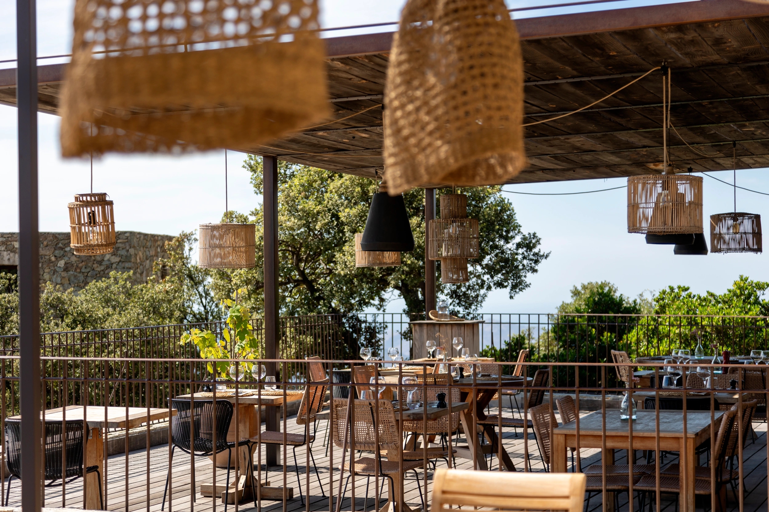 La terrasse chaleureuse du restaurant authentique Suspesu en Balagne