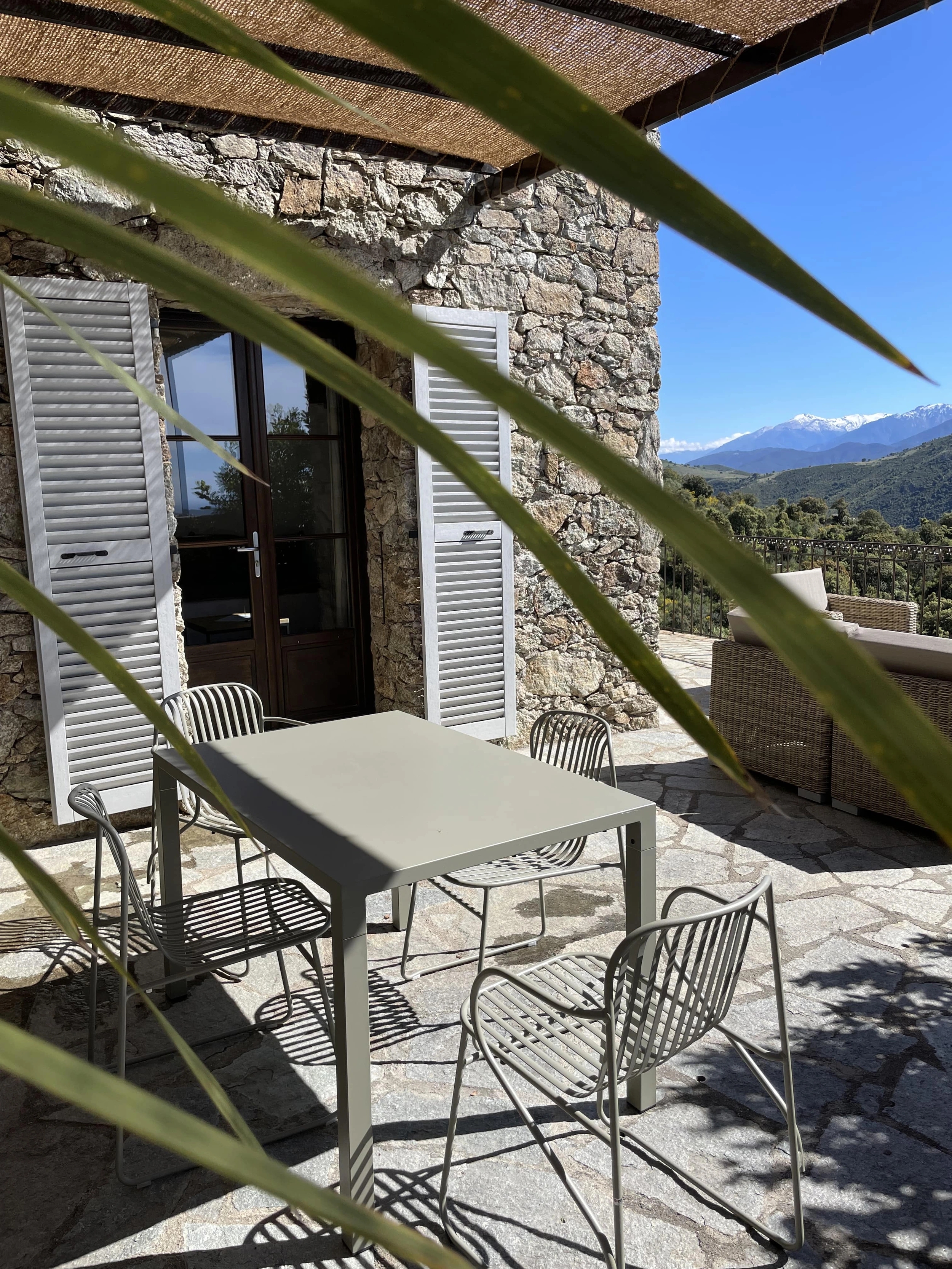 La grande terrasse privée des suites de l'hôtel Case Latine en Balagne