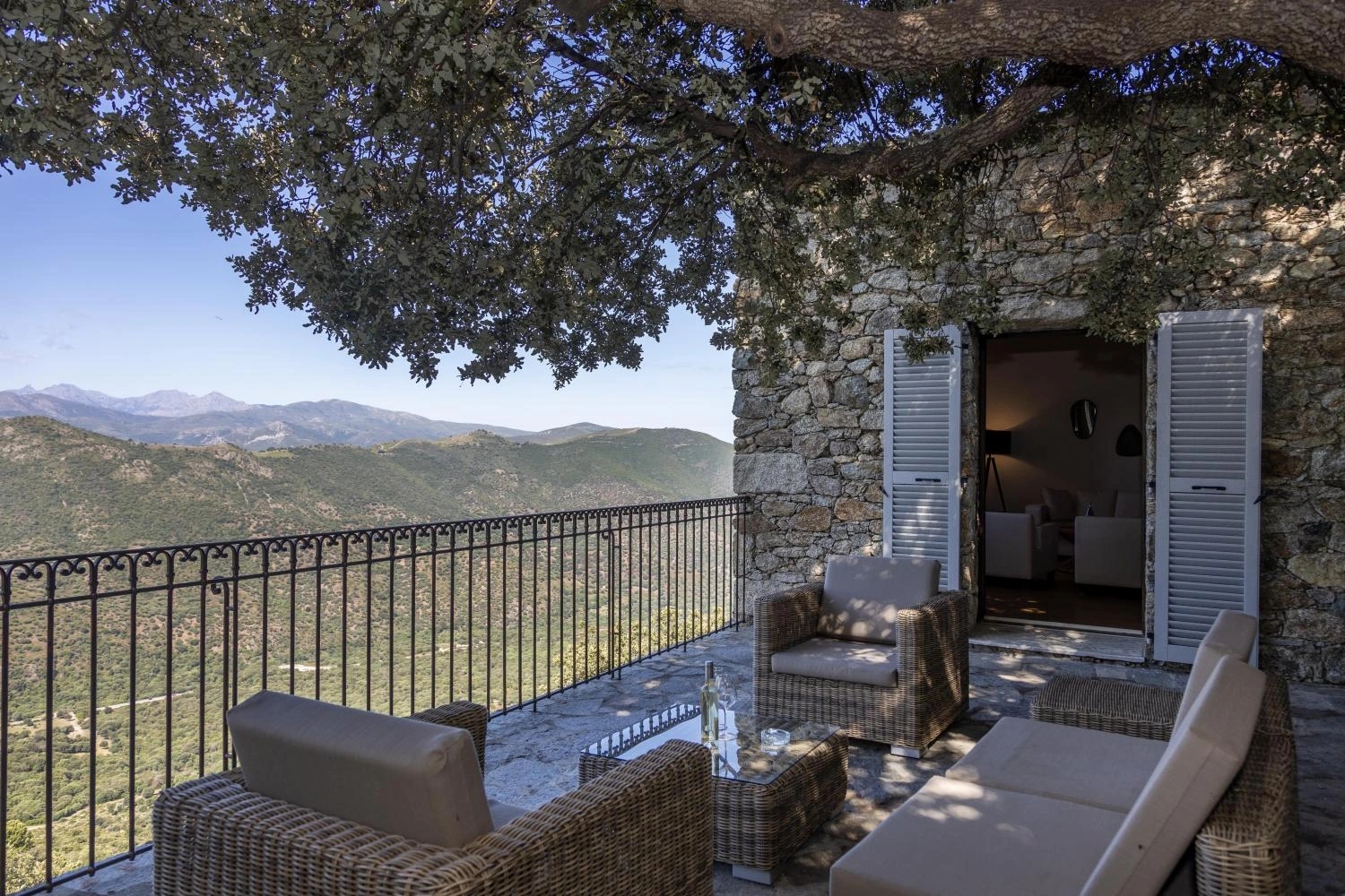 Suite avec grand balcon et vue dégagée à louer à l'hôtel Case Latine à Lama