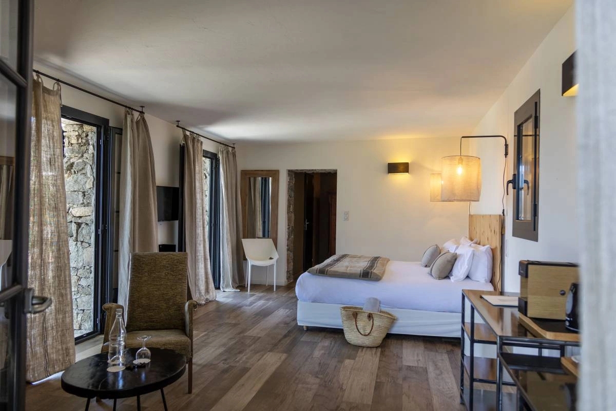 Les grandes chambres des chambres à louer de l'hôtel Case Latine à Lama