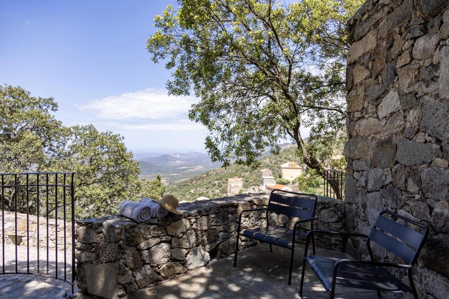 La terrasse avec vue mer à l'hôtel Case Latine à Lama