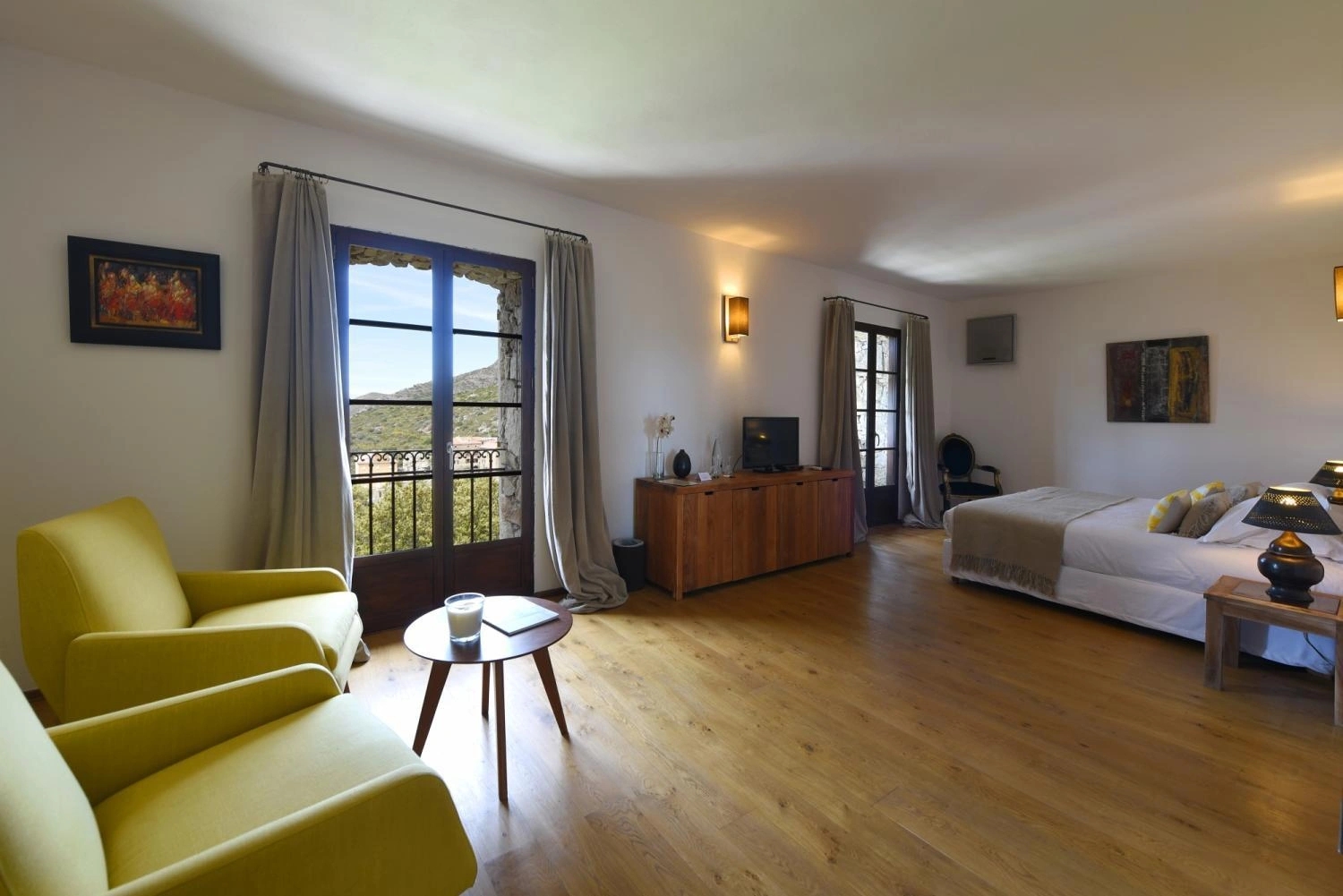 Le grand salon des chambres de l'hôtel Case Latine en Balagne