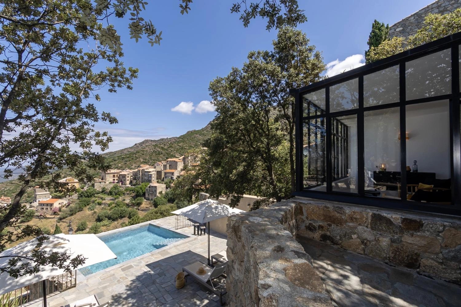 La terrasse couverte et la piscine privée près de votre chambre à louer à l'hôtel Case Latine