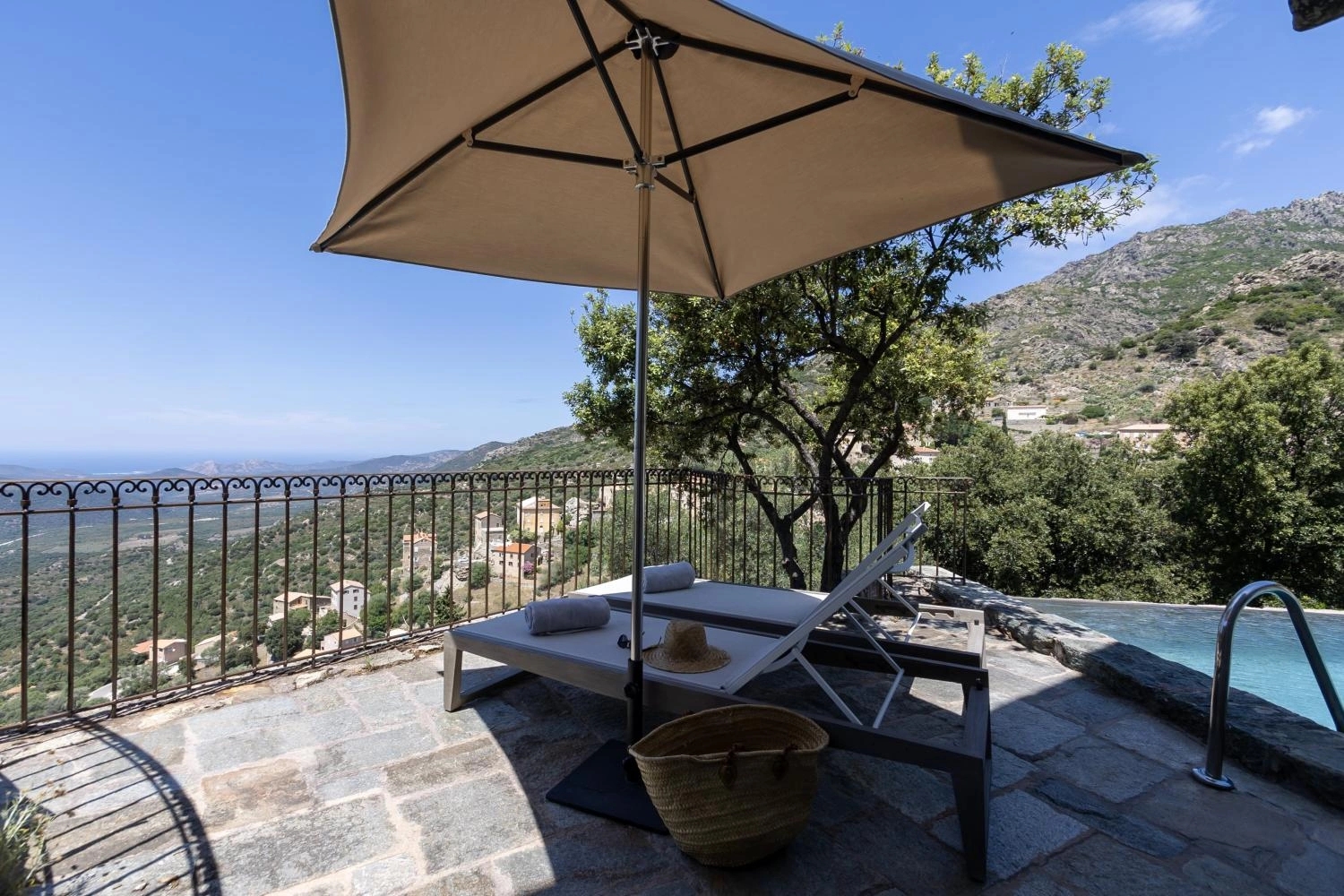 L'hôtel Case Latine et sa terrasse privée depuis ses chambres à louer à Lama