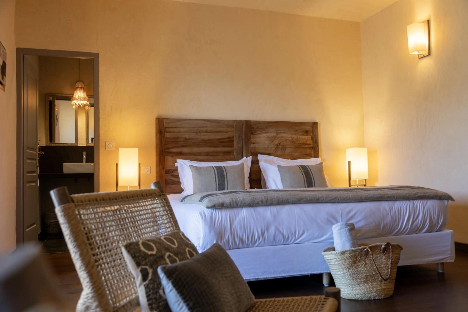 La literie confortable des chambres à louer dans l'hôtel Case Latine
