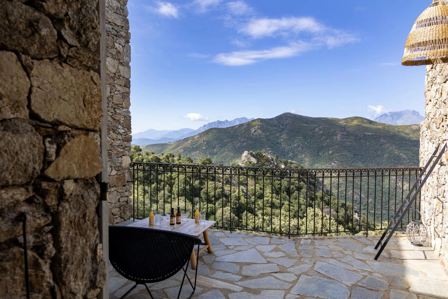 La vue des chambres à louer à l'hôtel Case Latine à Lama