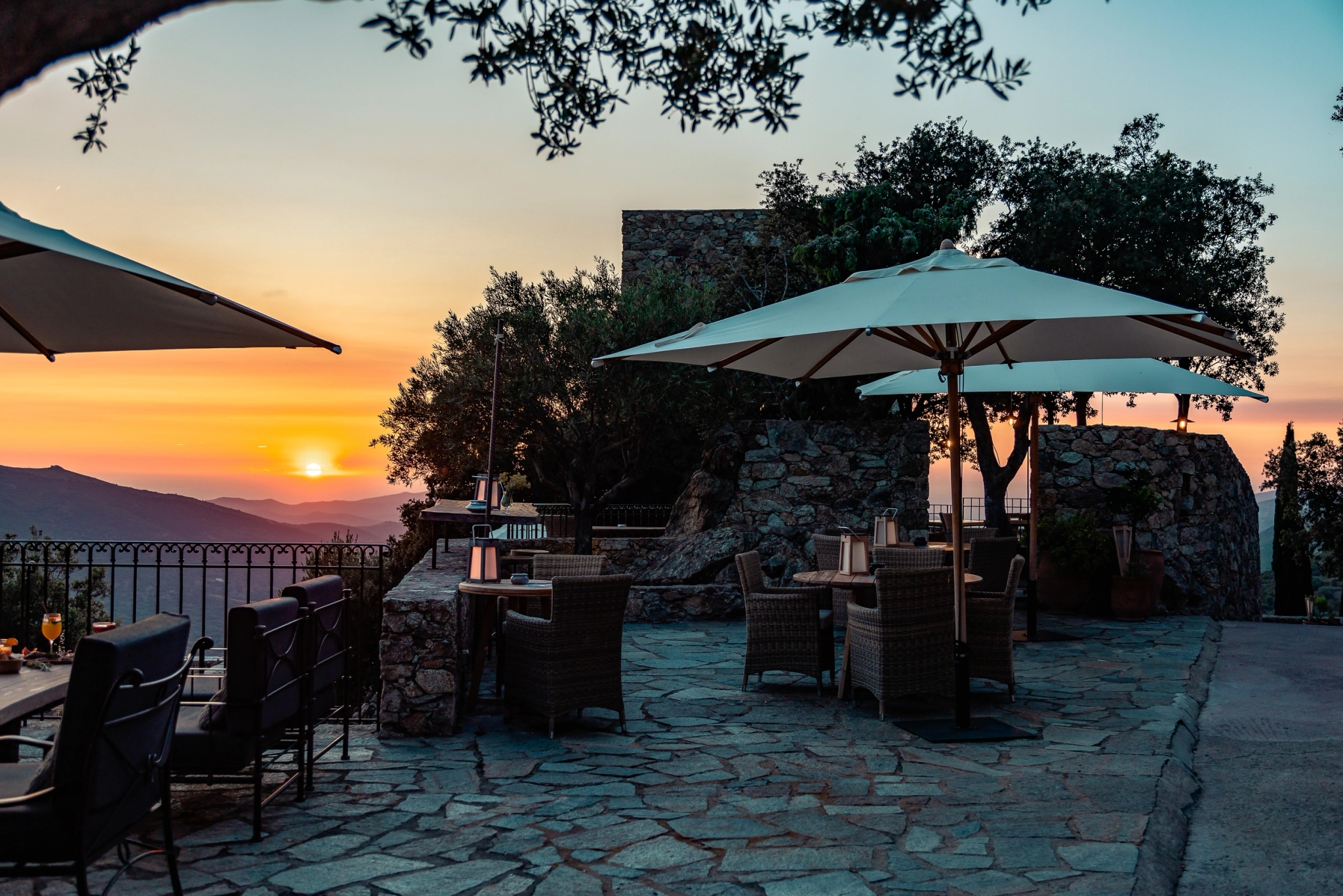 Fêter son anniversaire sur la grande terrasse de l'hôtel à Lama