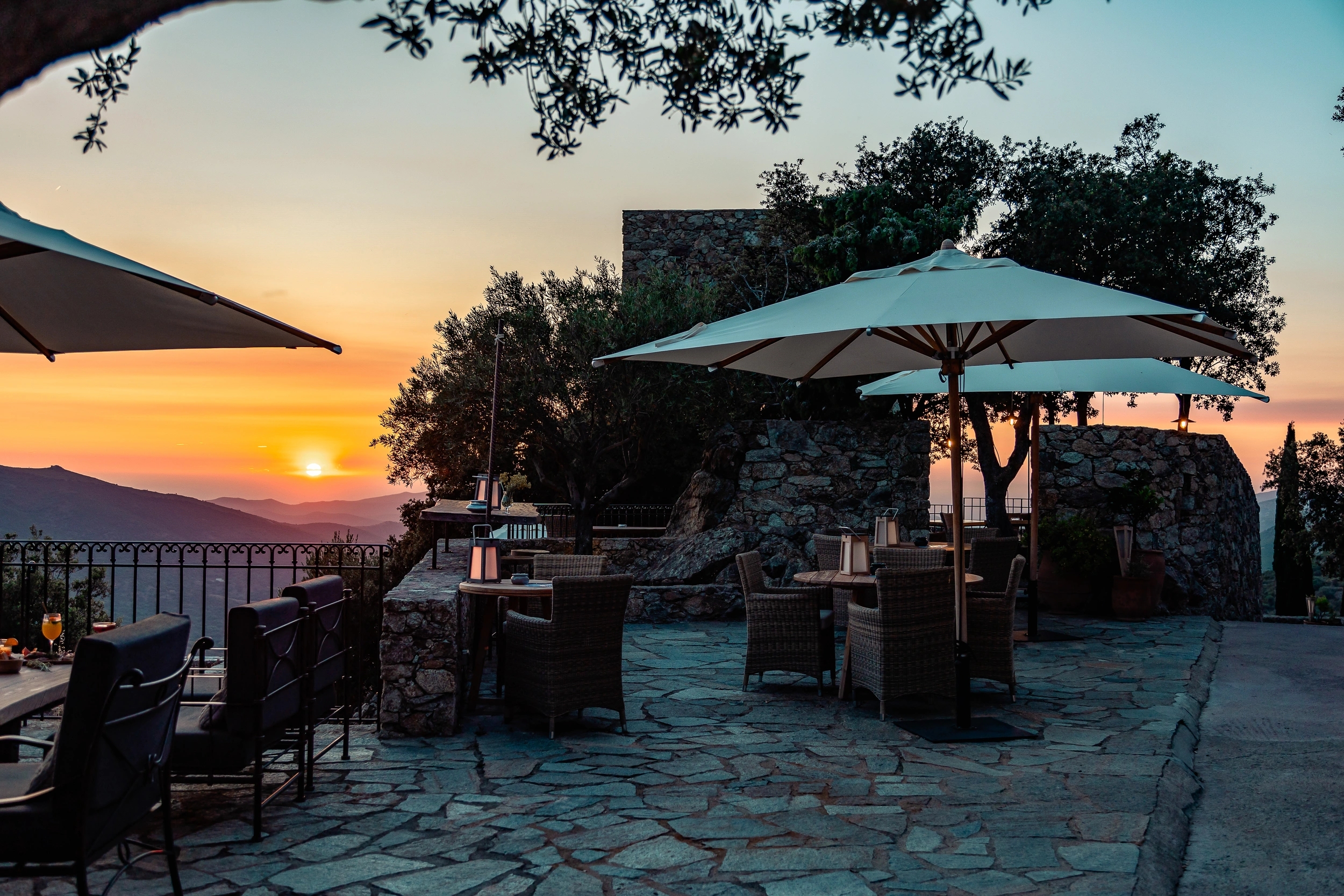 Fêter son anniversaire sur la grande terrasse de l'hôtel à Lama