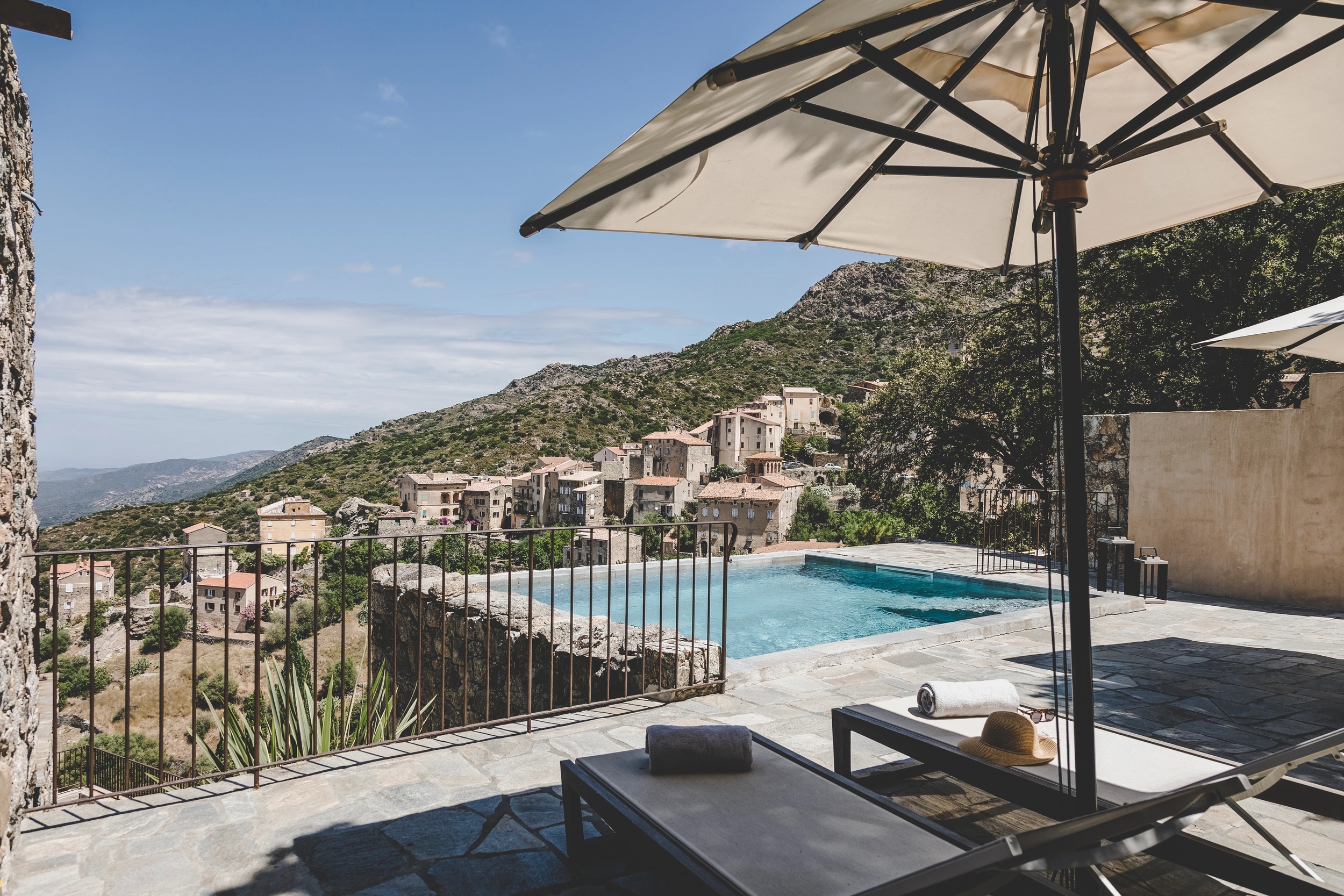 La piscine chauffée avec vue mer de l'hôtel Case Latine à Lama