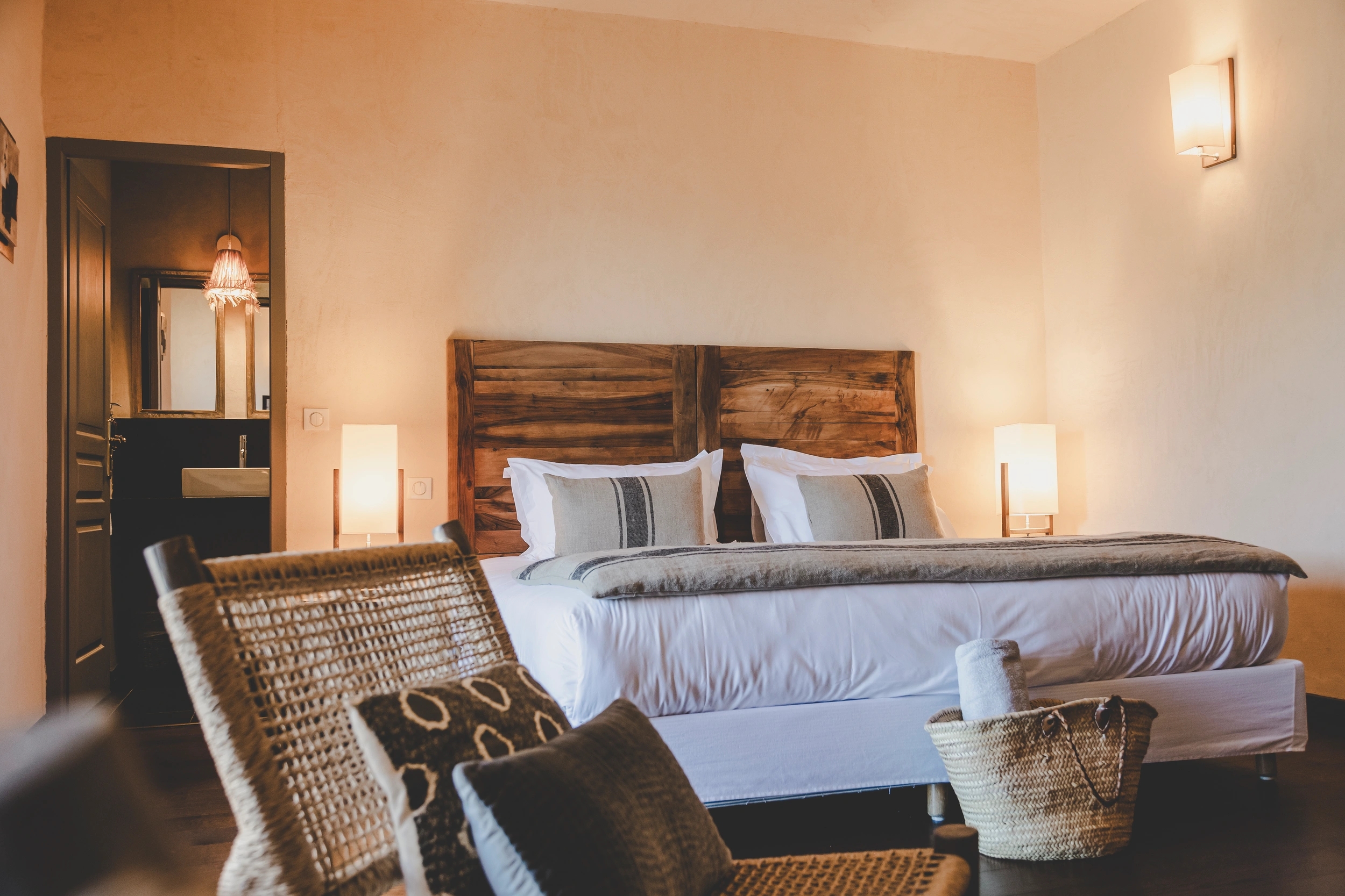 La literie confortable des chambres de l'hôtel authentique à Lama, Case Latine