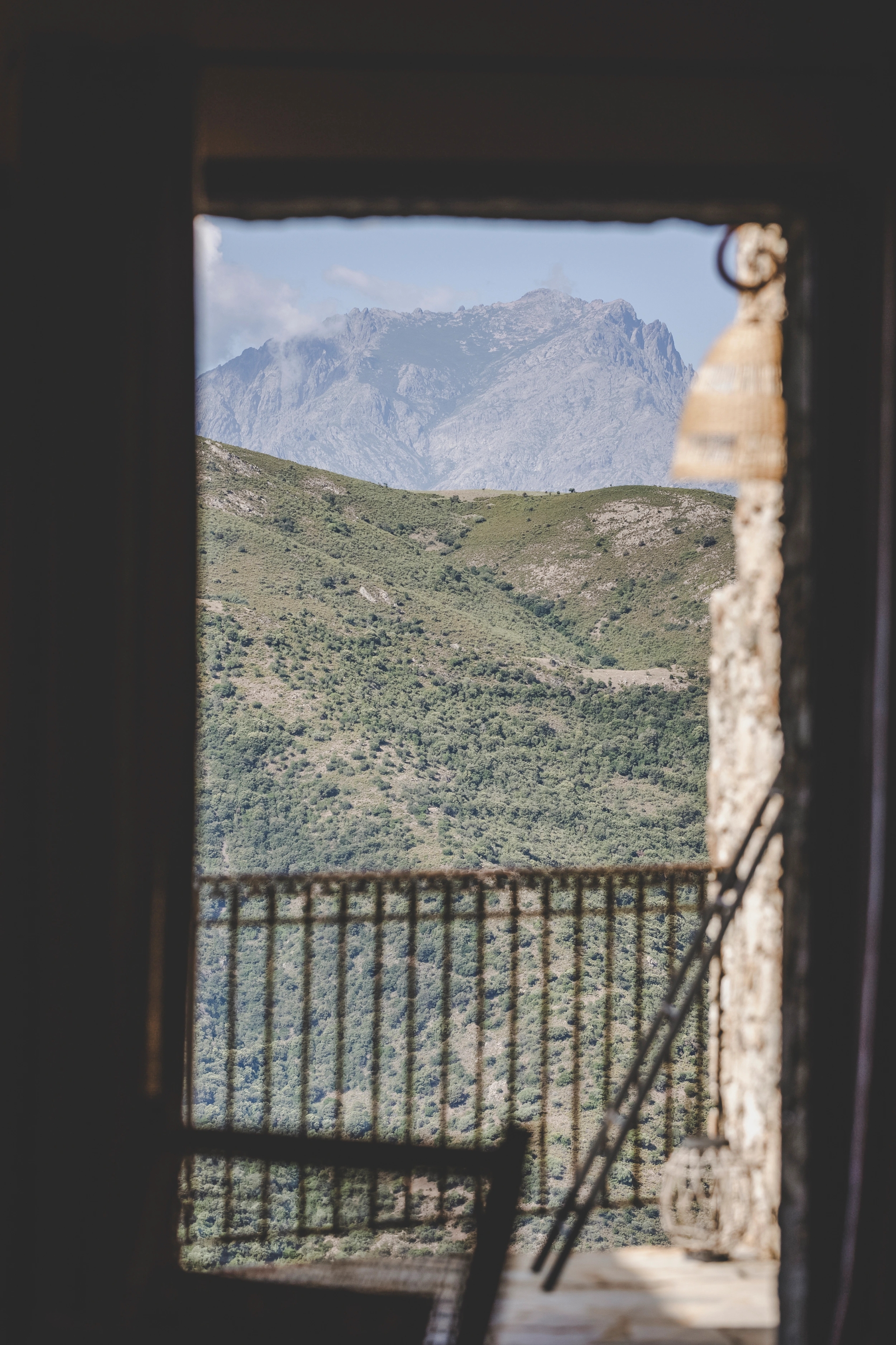 La vue paisible des chambres à la location de l'hôtel Case Latine à Lama