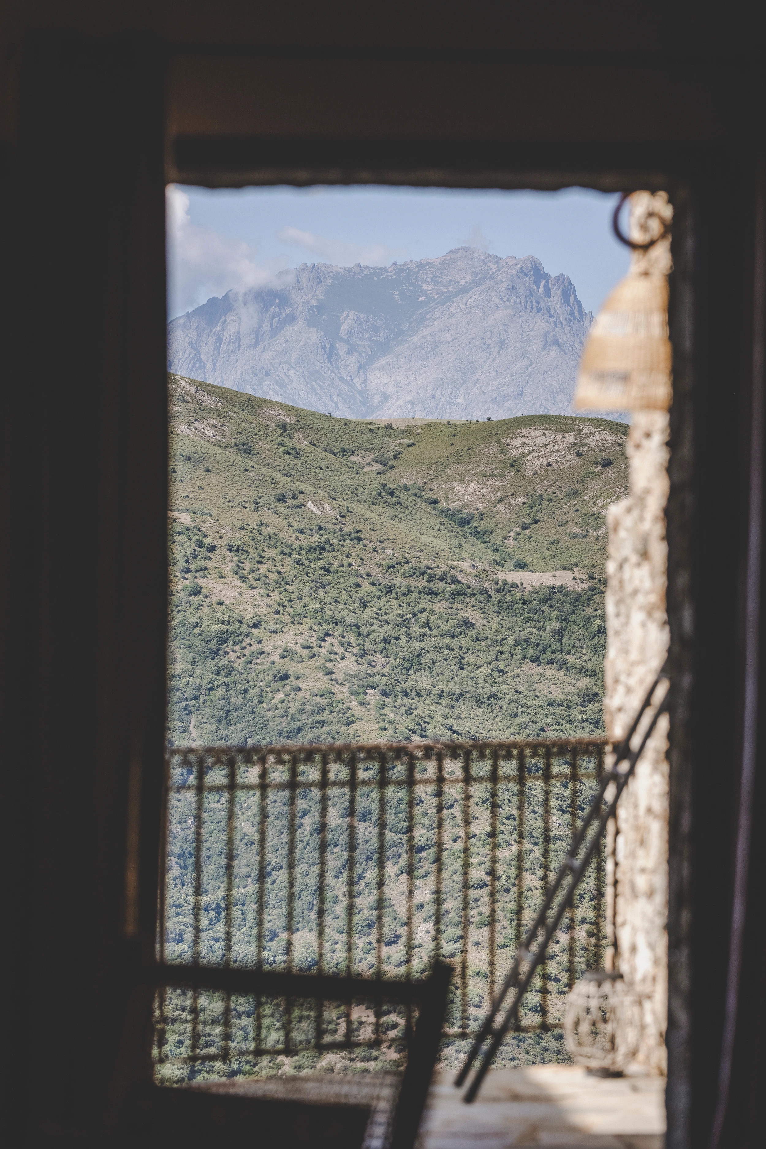 La vue paisible des chambres à la location de l'hôtel Case Latine à Lama