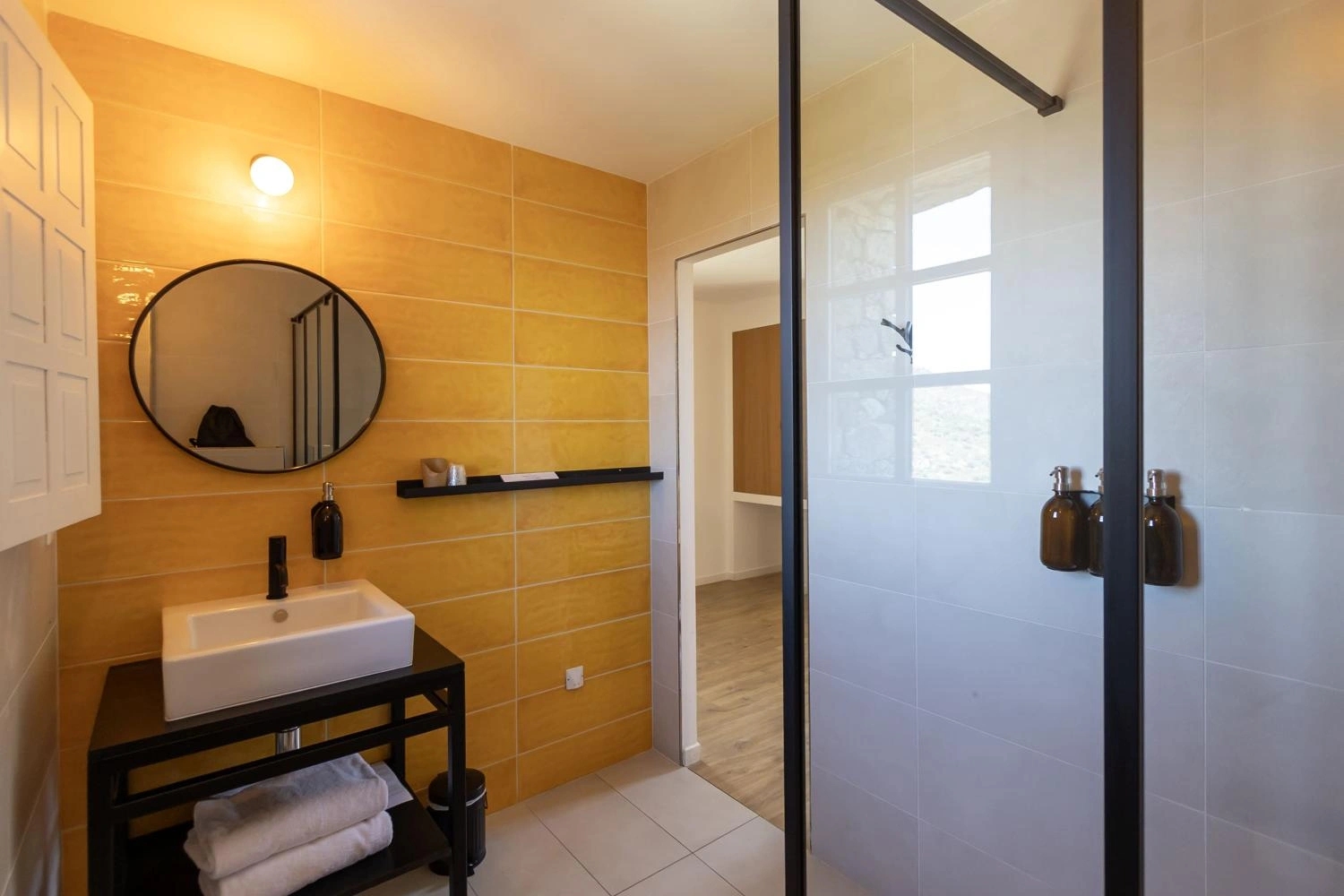 Chambre avec salle de bain communicante à l'hôtel Case Latine en Corse